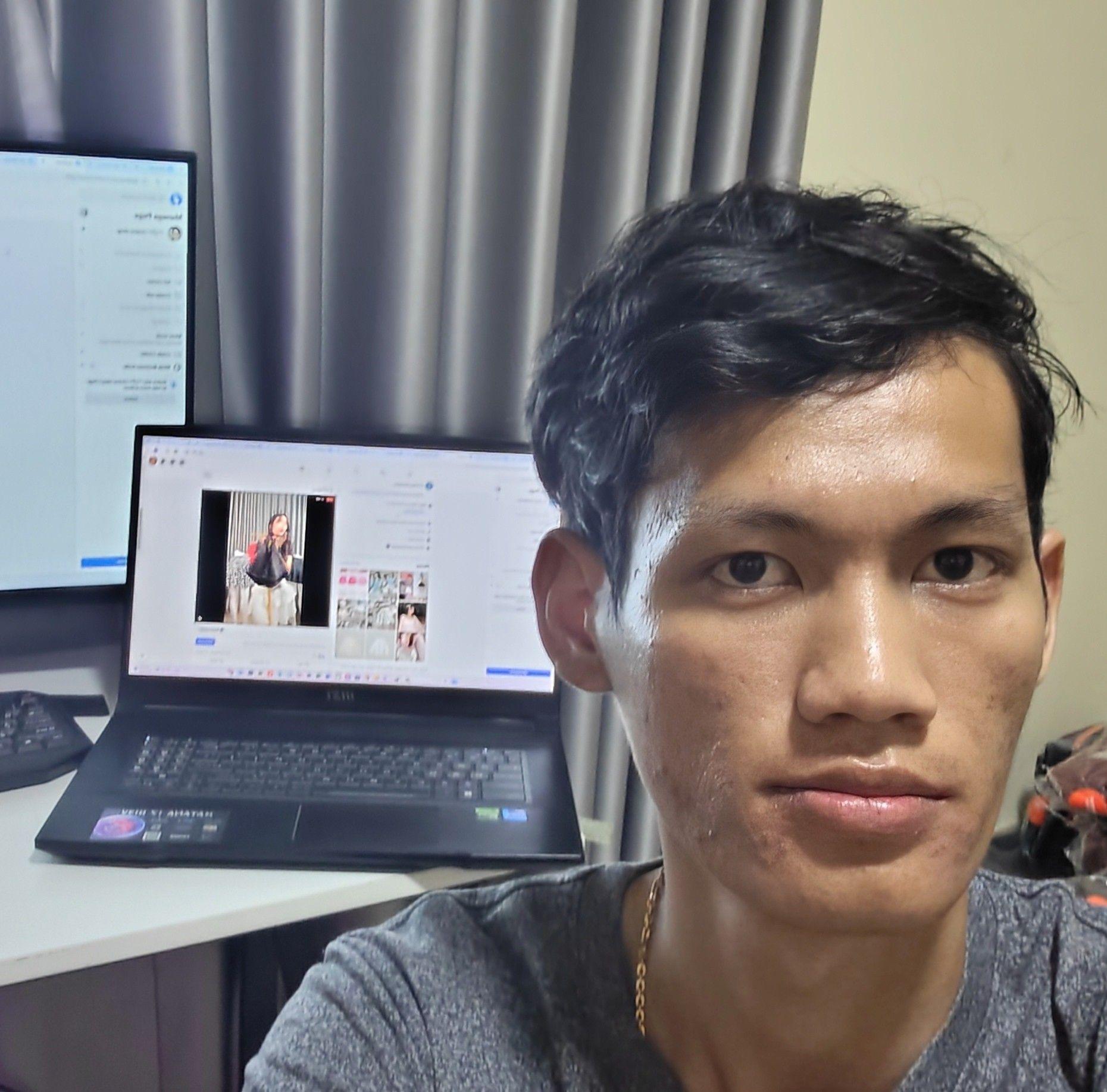 អ្នកជំនាញ NHA CEO កំពុងធ្វើការលើយុទ្ធនាការ Facebook